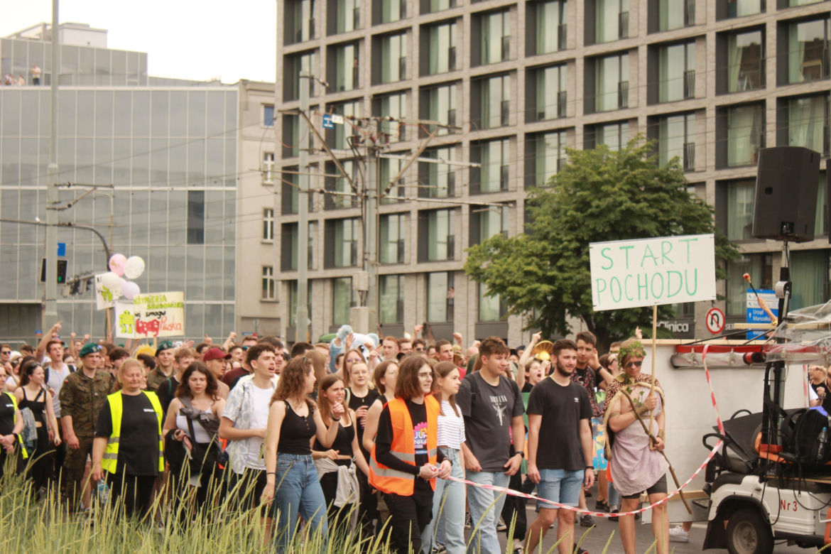 Studenci opanowali Wrocław. Pochód juwenaliowy przeszedł ulicami miasta. Było śpiewająco! [ZDJĘCIA]