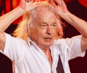 Angus Young złożył autograf... na dziecku [WIDEO]