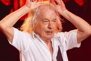Angus Young z AC/DC złożył autograf na... dziecku! Muzyk znów to zrobił [WIDEO]