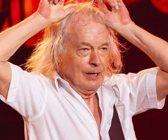 Angus Young złożył autograf... na dziecku [WIDEO]