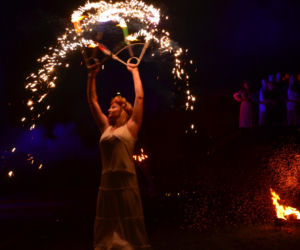 Pokaz fireshow w wykonaniu tancerzy i tancerek Teatru Ognia „Mantra” z Makowa Mazowieckiego