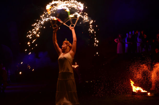 Pokaz fireshow w wykonaniu tancerzy i tancerek Teatru Ognia „Mantra” z Makowa Mazowieckiego