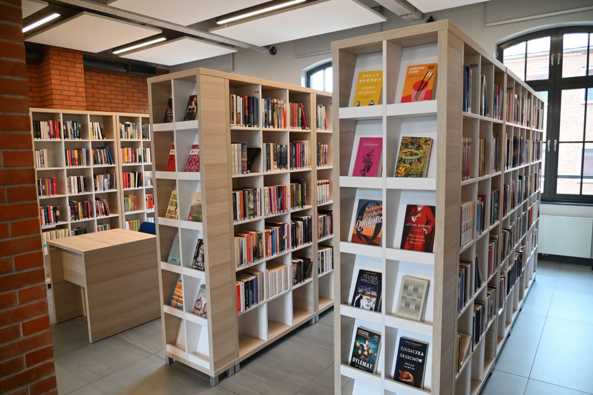  Filia nr 7 Miejskiej Biblioteki Publicznej na placu Matki Teresy w Szczecinie, 9 bm. Biblioteka powstała w XIX-wiecznym odrestaurowanym budynku przy pl. Matki Teresy z Kalkuty