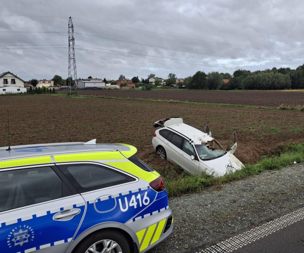 Białe BMW w rowie z rozbitą szybą po wypadku z sarną. Obok radiowóz. O tragedii w Gostyniu przeczytasz na Eska Leszno.