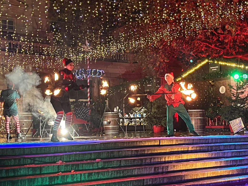 Betlejem Poznańskie 2023. Zimowe Fire Show na placu Wolności w Poznaniu