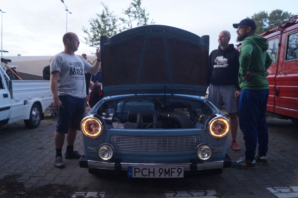 Bydgoskie Klasyki Nocą. Wyjątkowe auta zaparkowały pod Trobydem [ZDJĘCIA]