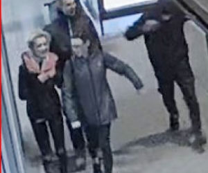 Łódź: POSZUKIWANI sprawcy pobicia na przystanku tramwajowym! W grupie młode dziewczyny