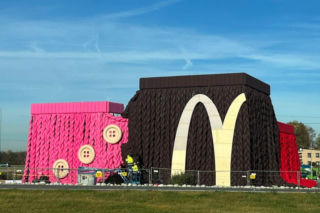 To najwyżej położony McDonald's w województwie śląskim. Zasłynął z ciepłego, różowego sweterka