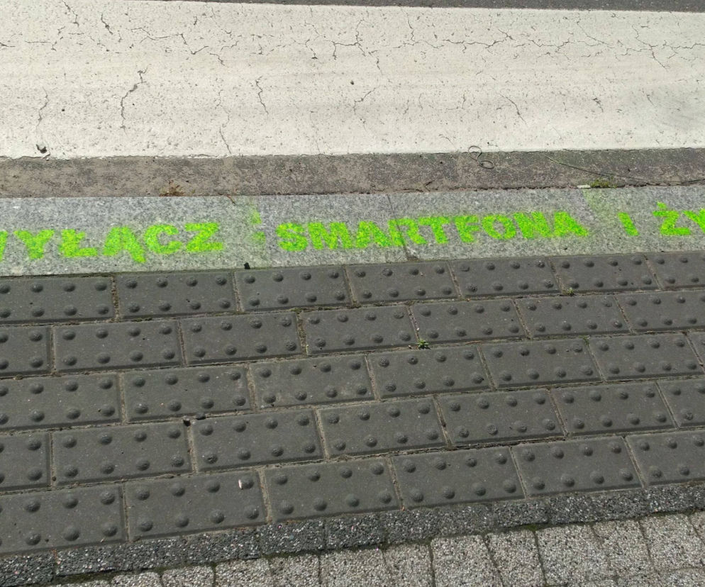 Napisy Wyłącz smartfona i żyj pojawiły się przed przejściami w Goleniowie