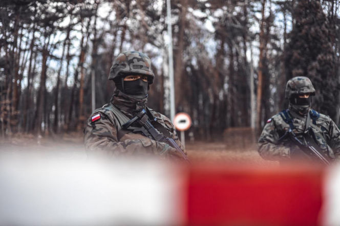Dwaj żołnierze w polowych mundurach i kaskach. O sporze o kurtki zimowe przeczytasz na SE Portal Obronny.