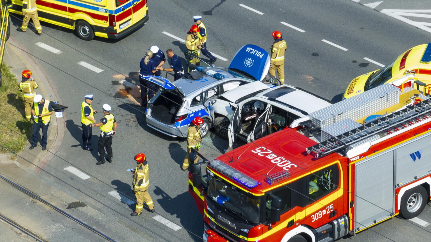 Wypadek radiowozu w Warszawie. Cztery osoby ranne, w tym policjanci