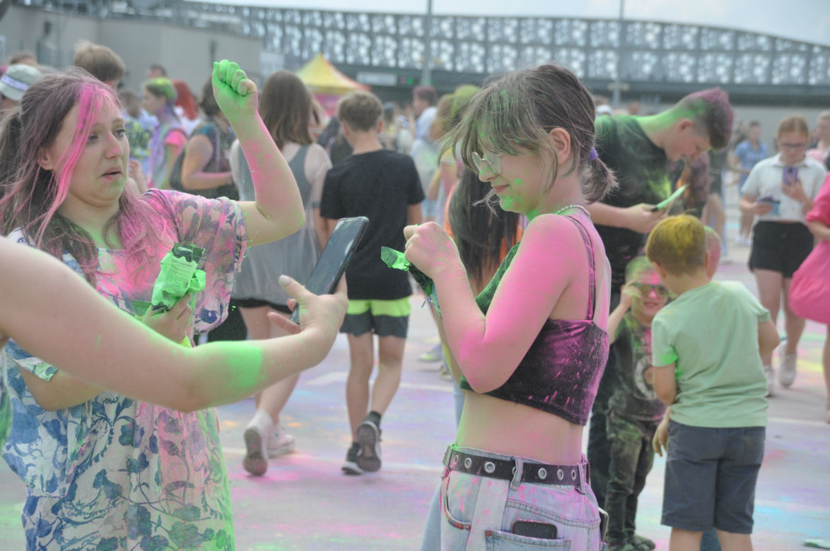 Festiwal kolorów w Kielcach. Szalona zabawa na dachu Galerii Korona