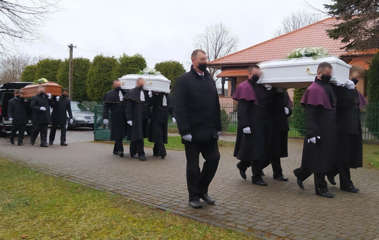 Pożar wybuchł w nocy. Ogień i dym odcięły drogę ucieczki czteroosobowej rodzinie