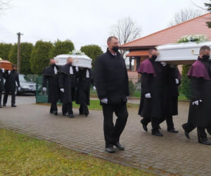 Pożar wybuchł w nocy. Ogień i dym odcięły drogę ucieczki czteroosobowej rodzinie