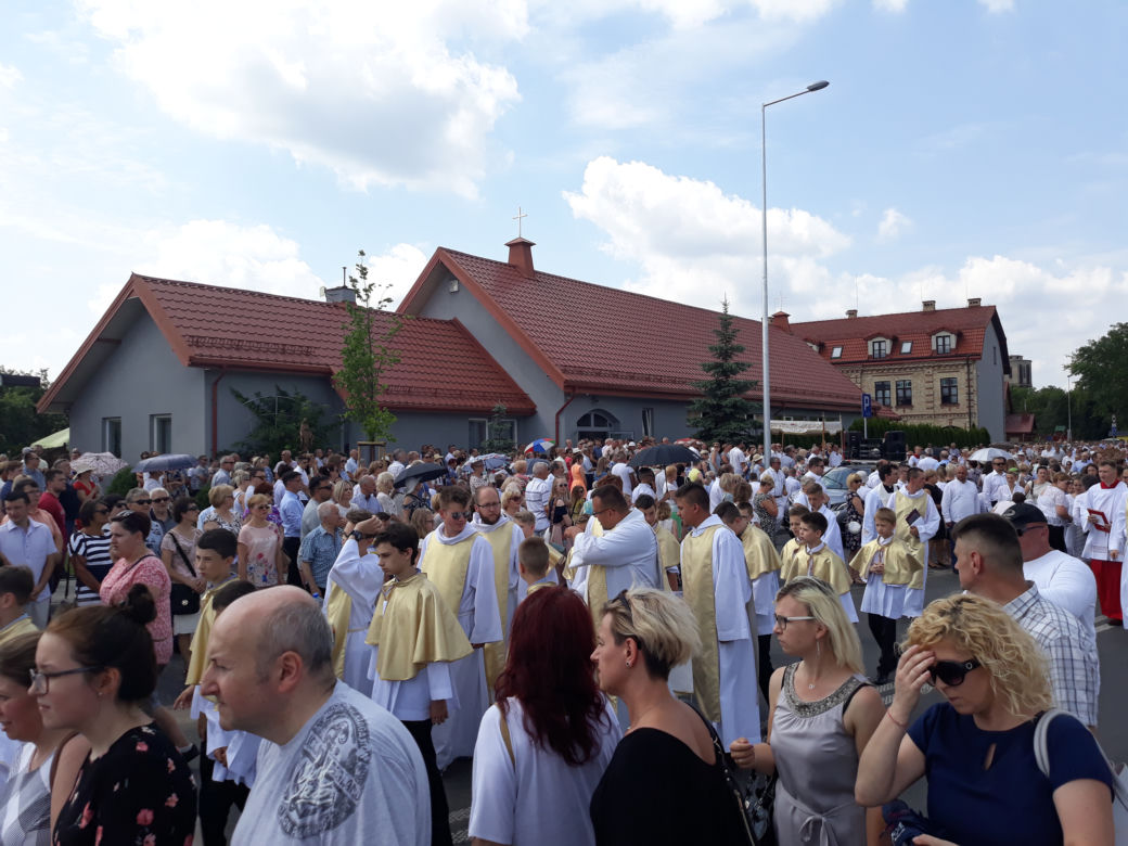 Białystok. Boże Ciało 2019. Wspólna procesja dwóch parafii: św. Jadwigi i NMP z Guadalupe