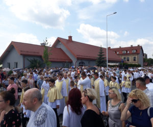 Białystok. Boże Ciało 2019. Wspólna procesja dwóch parafii: św. Jadwigi i NMP z Guadalupe