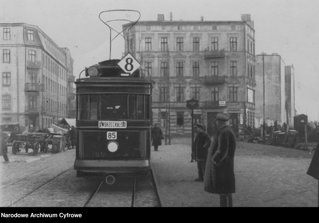 Tramwaj linii "8" na pętli Łódź-Fabryczna - widoczny przód wagonu silnikowego typu Herbrand U107c