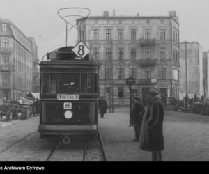 Tramwaj linii 8 na pętli Łódź-Fabryczna - widoczny przód wagonu silnikowego typu Herbrand U107c