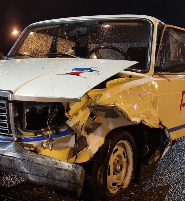  Rozbili ładę z wypożyczalni, auto przetrwało tylko tydzień. Klasyk motoryzacji pójdzie na złom?