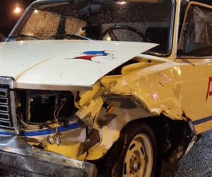  Rozbili ładę z wypożyczalni, auto przetrwało tylko tydzień. Klasyk motoryzacji pójdzie na złom?