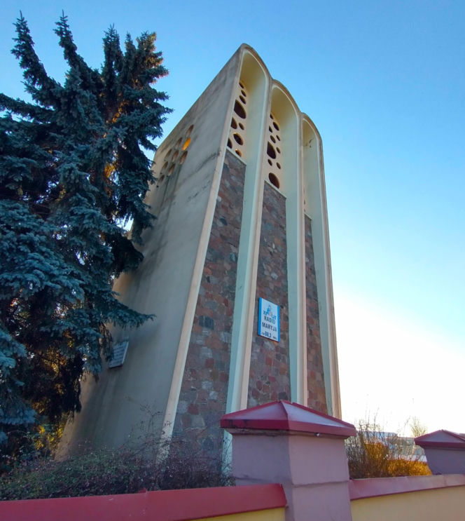 To jedno z najciekawszych miast w województwie łódzkim. W PRL-u stało się polską stolicą cebuli