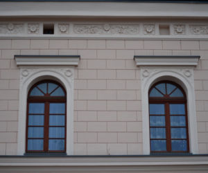 Modernizacja dworca kolejowego w Obornikach Śląskich - fragment  elewacji