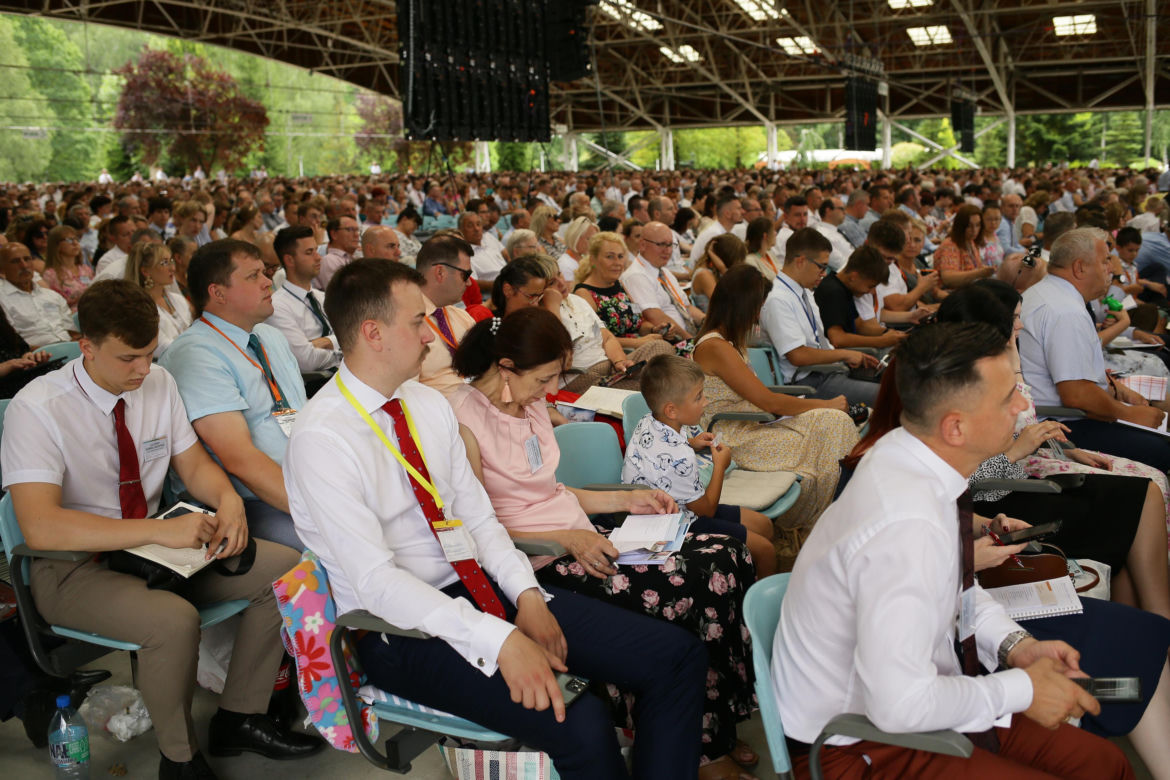 Kongres Świadków Jehowy 2024. W niedzielnych wydarzeniach wzięły udział tłumy