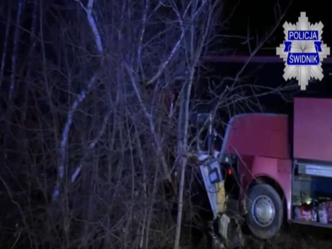 Czołowe zderzenie audi z autobusem. Tragiczny wypadek na drodze pod Lublinem