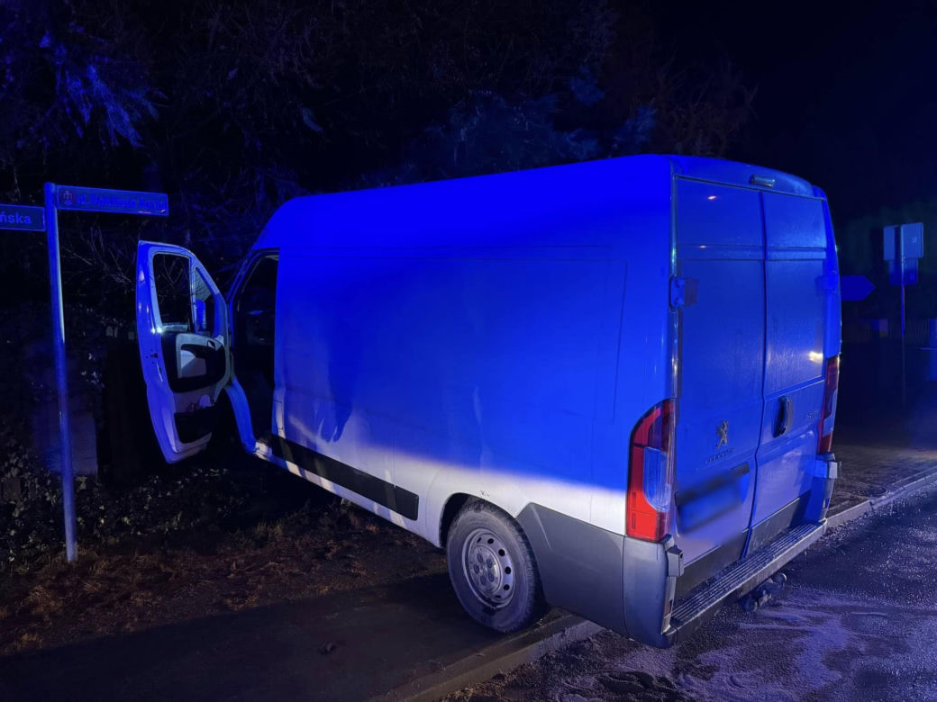 Pijany policjant wjechał w ogrodzenie i uciekł z miejsca zdarzenia. Wybiegł z auta i ukrył się na polach