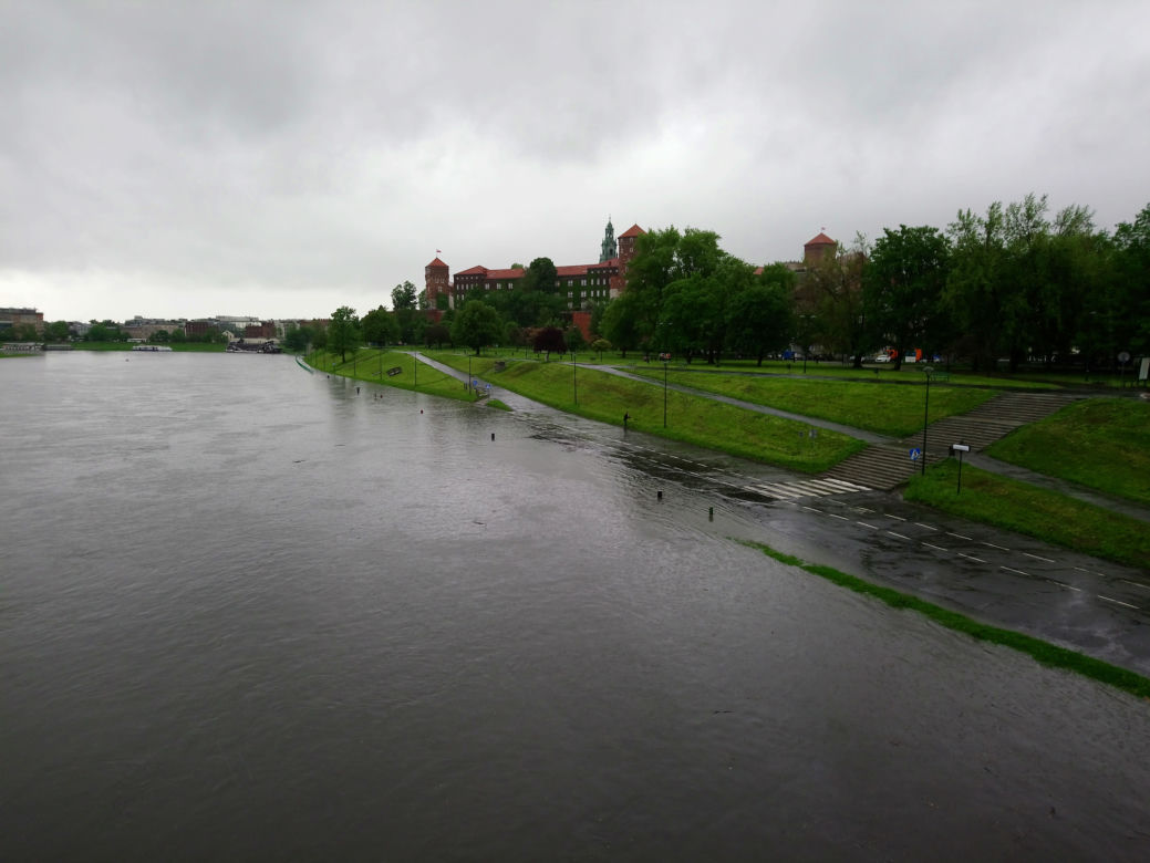 Ulewy w Krakowie 23.05.2019: Wylała Wisła, zalane są bulwary