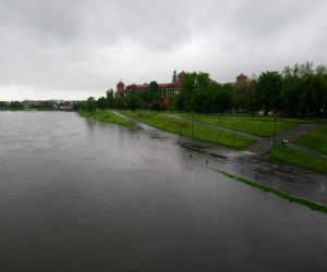 Ulewy w Krakowie 23.05.2019: Wylała Wisła, zalane są bulwary