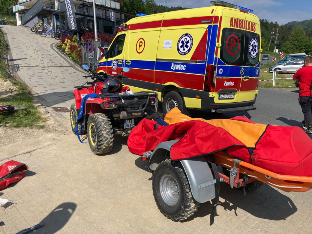 Fatalny wypadek na Górze Żar! Paralotniarz uderzył w tor saneczkowy. Trafił do szpitala z poważnym urazem kręgosłupa