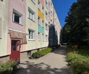 Zwłoki leżały miesiącami w mieszkaniu. Mieszkańcy alarmowali, gdy było już za późno