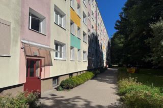 Zwłoki leżały miesiącami w mieszkaniu. Mieszkańcy alarmowali, gdy było już za późno
