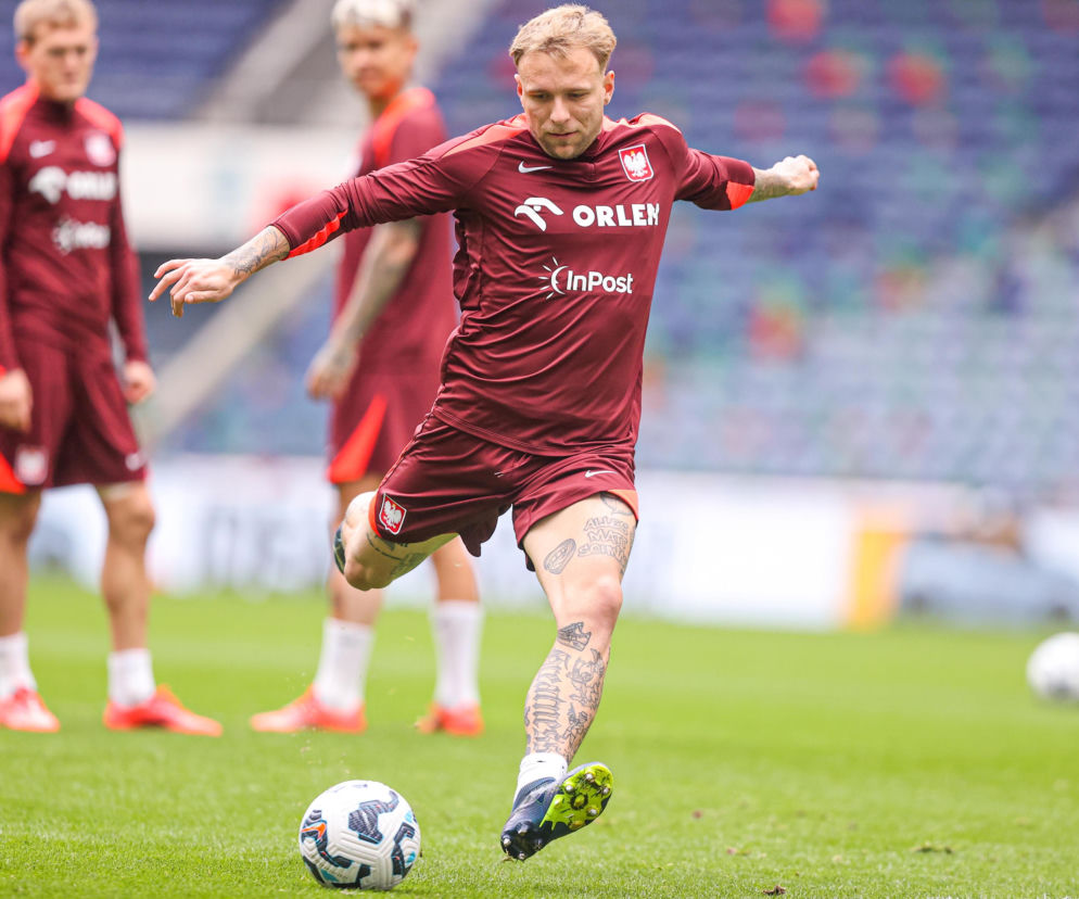 Tymoteusz Puchacz na treningu w stroju reprezentacji Polski kopie piłkę. O jego sukcesach pisze SE Supersport.