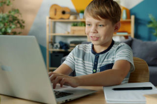 Zwykła pasja czy uzależnienie od gier u dzieci? Poznaj sygnały ostrzegawcze i ustal rozsądne zasady