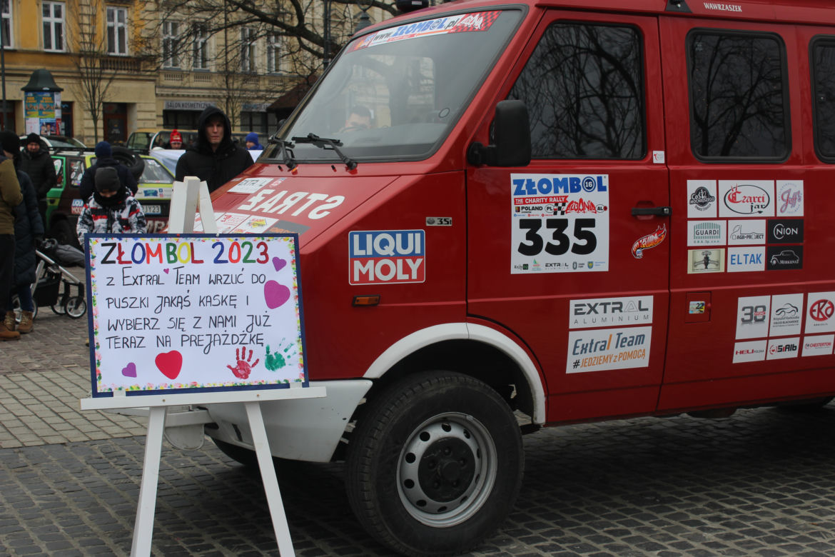WOŚP 2023 w Krakowie: zlot samochodów Złombol na Rynku Podgórskim