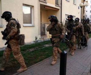 Antyterroryści w domu złodziei samochodów. Zobacz, jak wyglądała akcja