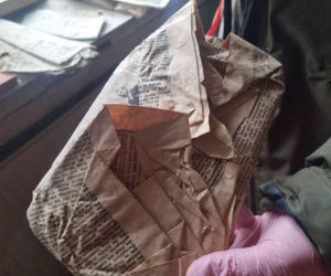 Pod podłogą mieszkania na Saskiej Kępie znajdowała się skytka z dokumentami i prywatnymi rzeczami z czasów okupacji