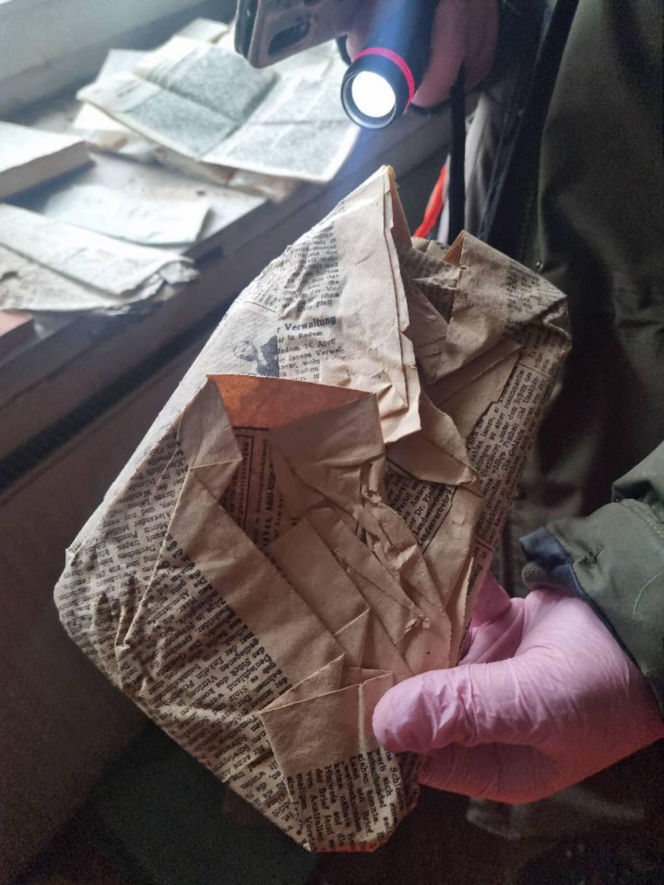 Pod podłogą mieszkania na Saskiej Kępie znajdowała się skytka z dokumentami i prywatnymi rzeczami z czasów okupacji