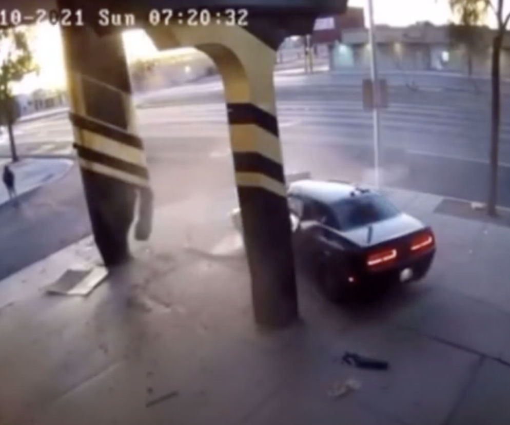 Rozpędzony Dodge przyrżnął w betonowe słupy