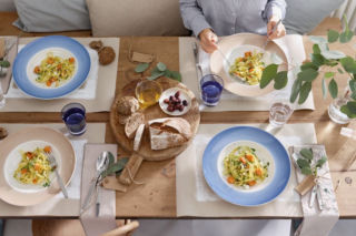 Biało-niebieska porcelana i ceramika: do wnętrz skandynawskich, nowoczesnych i nie tylko!