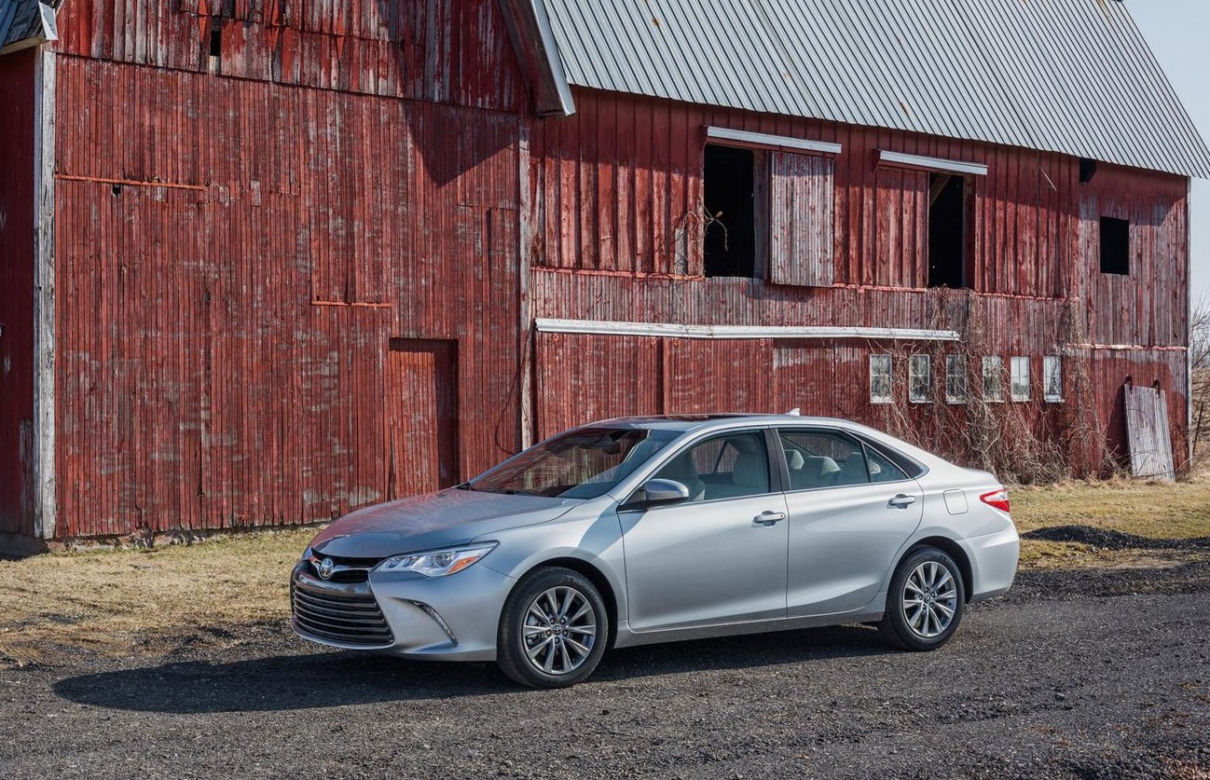 Toyota Camry 2015 w nowym odważnym stylu