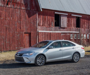 Toyota Camry 2015 w nowym odważnym stylu