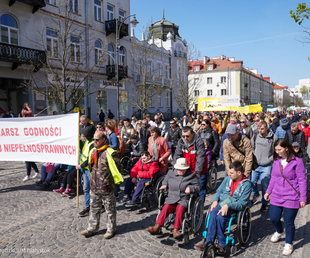Marsz Godności Osób Niepełnosprawnych w Białymstoku. Ponad tysiąc osób przeszło ulicami miasta