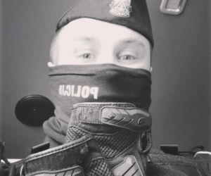 Zatrzymał groźnego przestępcę, przez sąd dostaje połowę pensji. Policjant, żeby żyć, dorabia w Żabce! Niewyobrażalny skandal