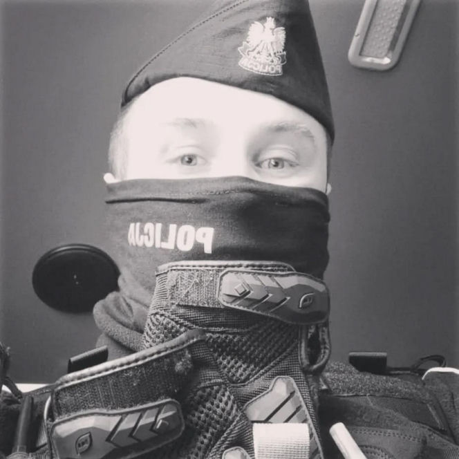 Zatrzymał groźnego przestępcę, przez sąd dostaje połowę pensji. Policjant, żeby żyć, dorabia w Żabce! "Niewyobrażalny skandal"