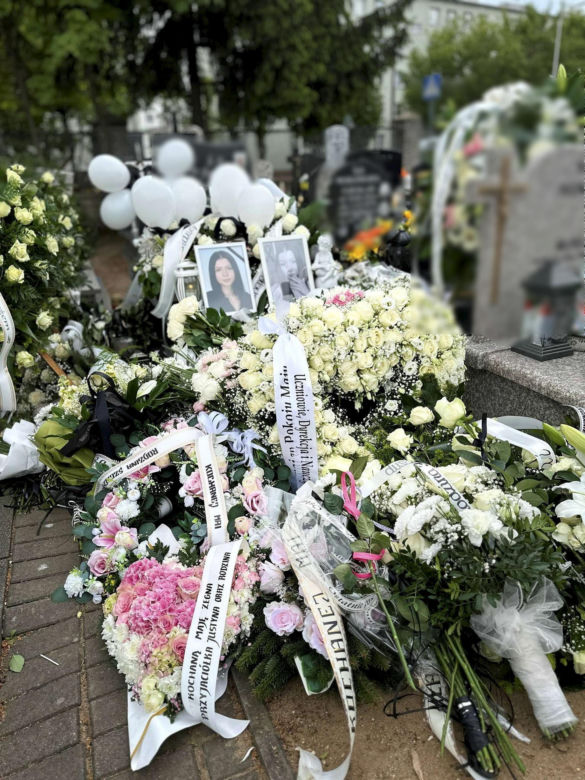 Morderstwo w Mławie. Grób 16-letniej Mai utonął w białych kwiatach