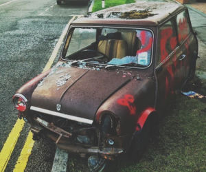 Wsiadają w zdezelowane BMW i udają, że są Panem drogi
