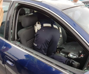 Bielsko-Biała. Poicjanci i świadkowie wybili szybę w aucie żeby uratować dziecko